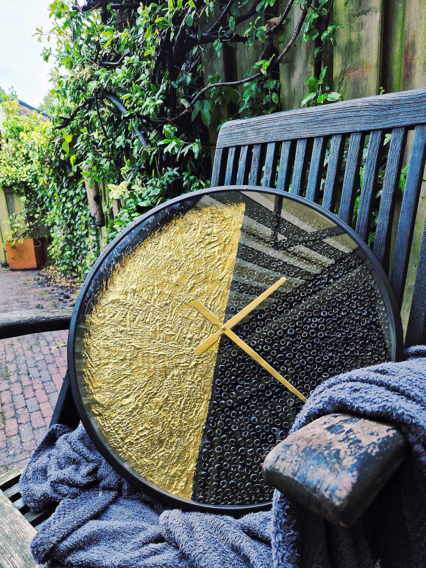 Golden duality wall clock